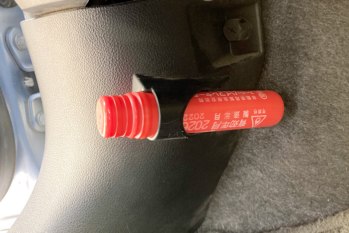 発炎筒ホルダーにある発炎筒